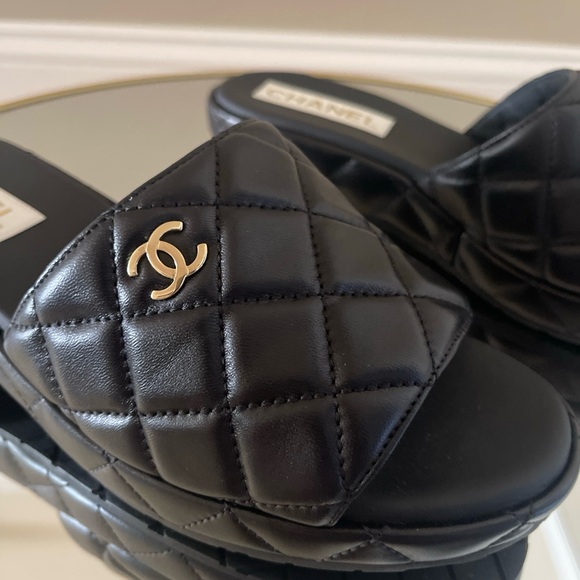 Chanel 23C quilted leather interlocking CC slides size 40 - Picture 11 of 16